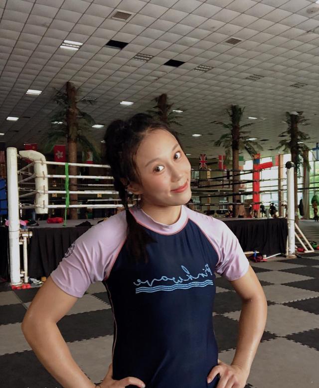 足球赛事英姿飒爽：女球员荣耀登顶夺冠的简单介绍