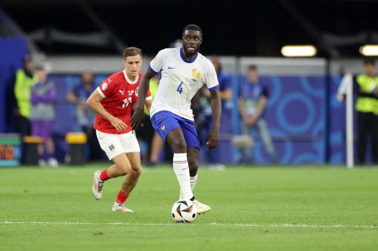 包含法国国家队憾负乌克兰队，小组赛压力增加的词条