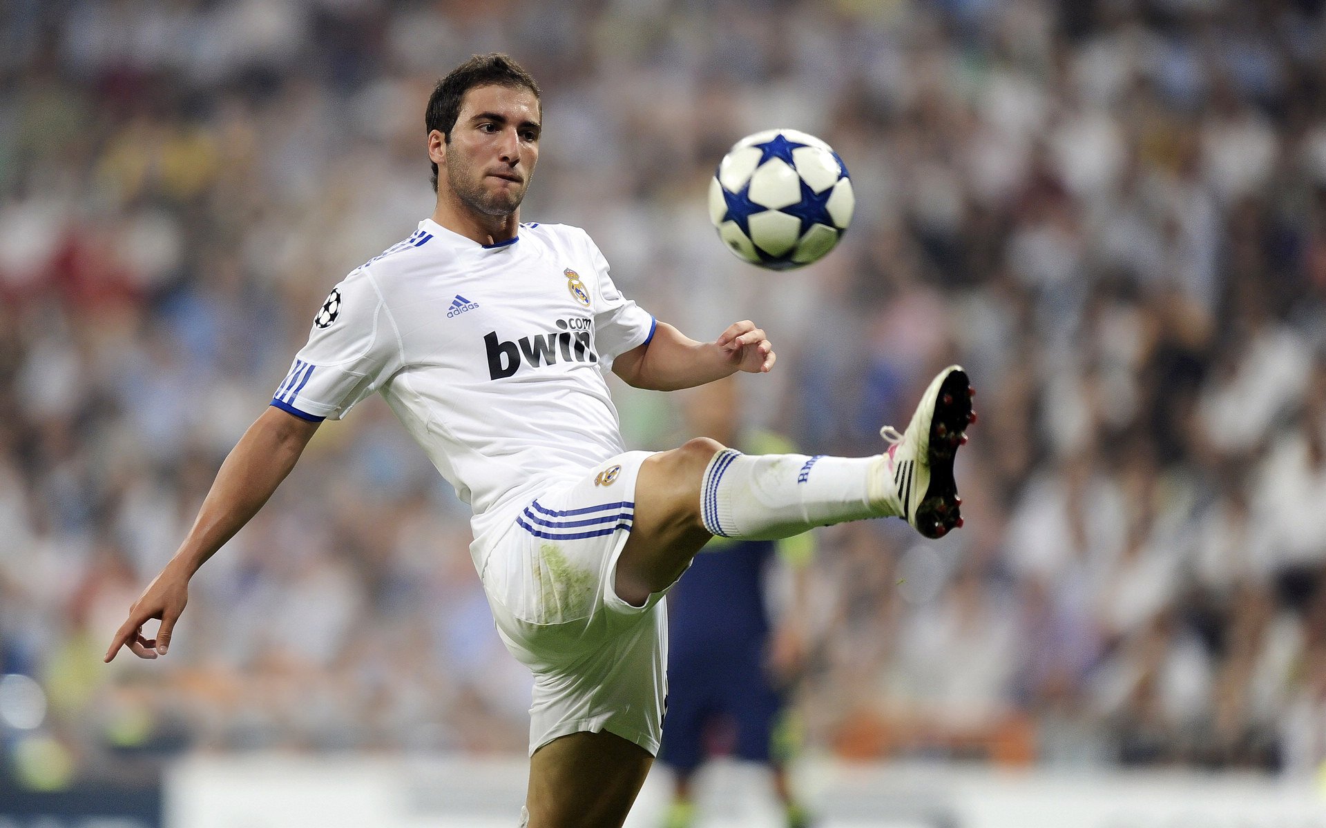 欧文赛后谦逊发言登热搜，武汉三镇鏖战巴塞罗那引发热议的简单介绍